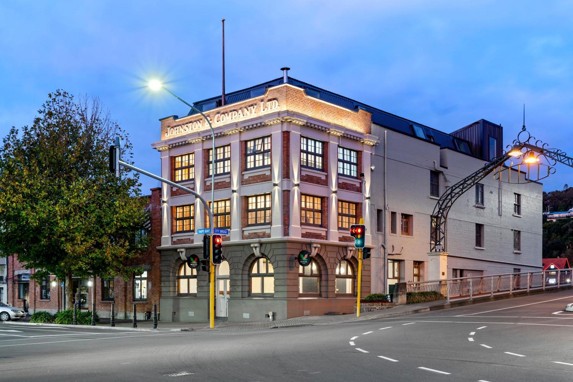 Johnston Apartments - Award-Winning Building, Your Unforgettable Stay Whanganui Esterno foto